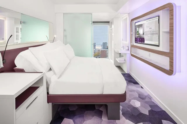 غرفة بريميوم بسرير كوين في طابق مرتفع، YOTEL Amsterdam, Select by Hilton 3/3