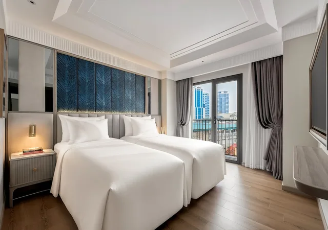 Executive, King Bed, La Siesta Premium Lakeside 2/5