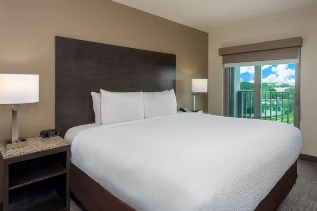 غرفة قياسية بسرير كينج مع أريكة لذوي الإعاقة، Coral Pointe Sarasota, an Ascend Collection Hotel 7/7