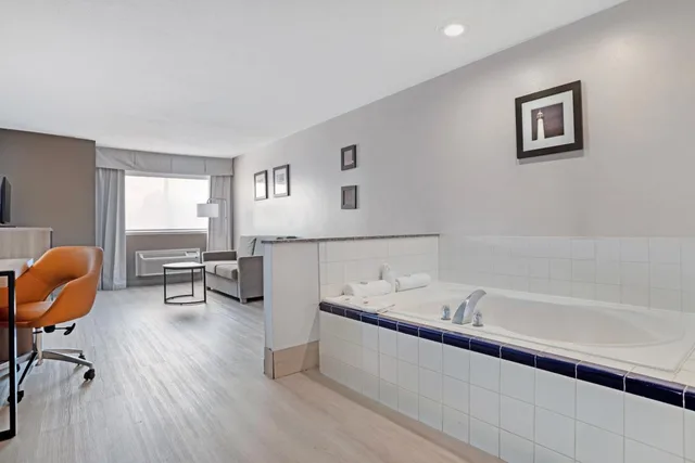جناح مفردة بسرير كينج مع أريكة بحوض جاكوزي بحوض استحمام، Comfort Inn and Suites Crystal Inn Sportsplex 6/10