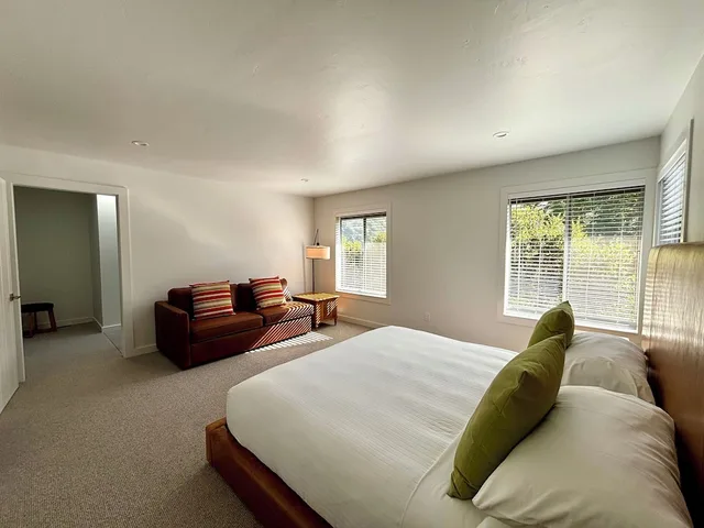 Village, House, 2 King Beds, Sofa، Hidden Valley Inn 1/4