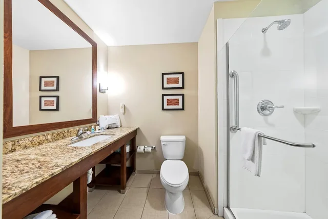 Suite, King Bed, Sofa, Xl، Comfort Inn & Suites West - Medical Center 4/10