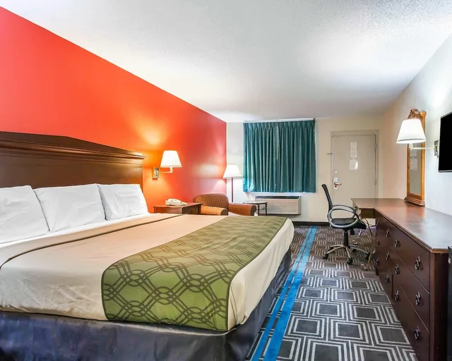 غرفة قياسية بسرير كينج، Econo Lodge Lanett, AL 1/3