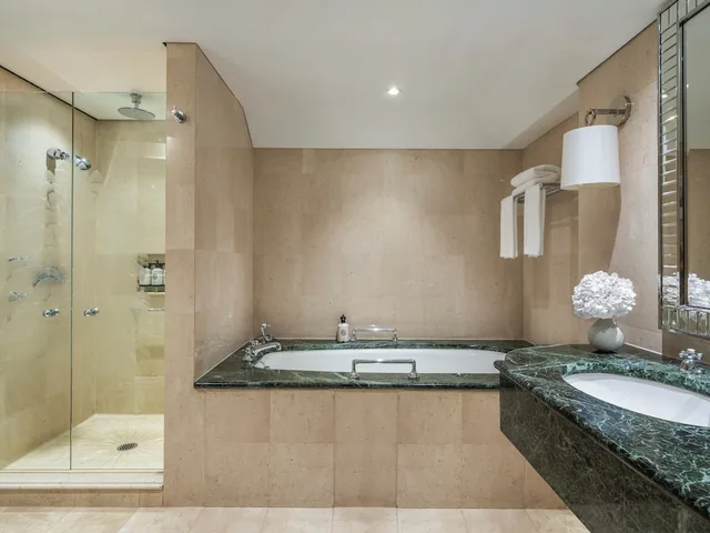 1 Bedroom, Harbor, Suite, King Bed, Terrace، The Langham Sydney 2/4