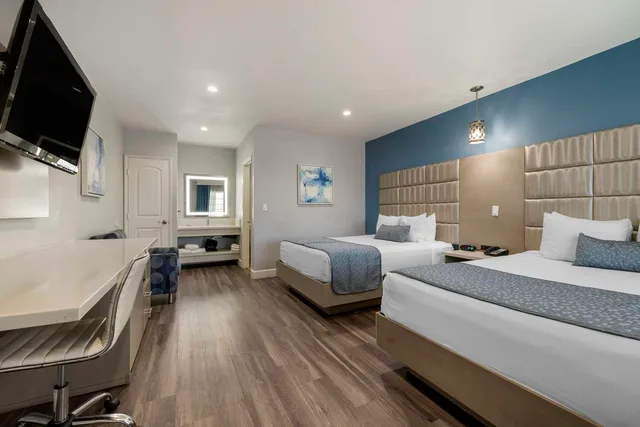 2 Rooms, 1 Double and 2 Queen Beds، Best Western Orange Plaza 1/5