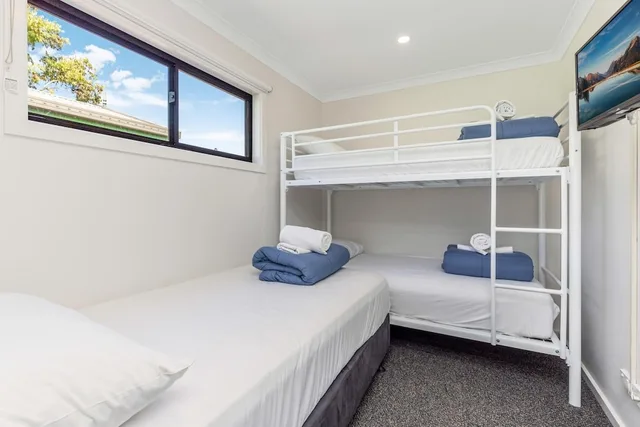 كابينة عائلية بسرير كوين وسرير فردي وسرير بطابقين لذوي الإعاقة، Bendigo Park Lane Holiday Park 1/3