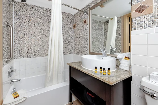 غرفة قياسية كبيرة بسرير كينج بإطلالة على المرفأ بشرفة، Best Western Plus Yacht Harbor Inn 4/4