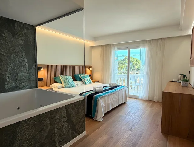 غرفة ديلوكس بسريرين منفصلين مع أريكة بحوض جاكوزي، WelikeHotel Triton beach 6/10