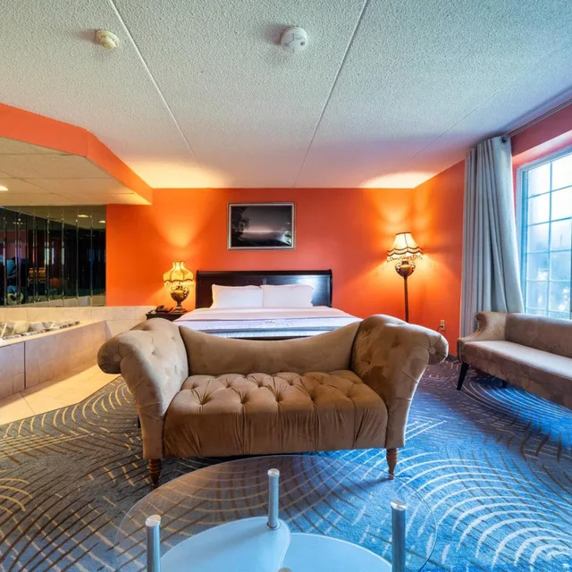 استوديو بسرير كينج بجاكوزي، Fullerton Manor Inn 2/2