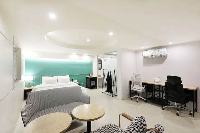 جناح بسرير كوين، Hotel Tomgi 5/10
