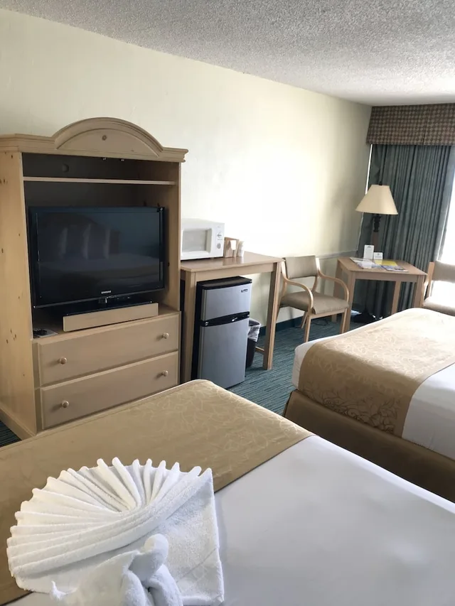 Room, 2 Double Beds, Lateral Partial View، Days Inn by Wyndham Daytona Oceanfront 2/5