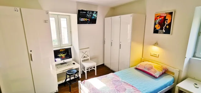 شقة بسريرين منفصلين وأسرّة بطابقين بغرفة نوم واحدة بحمام خاص، Croparadise Hostel 2/5