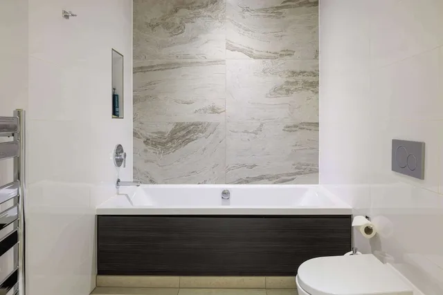 Junior Suite, King Bed, Castle View, Sofa، Doubletree By Hilton Edinburgh City Centre 7/10