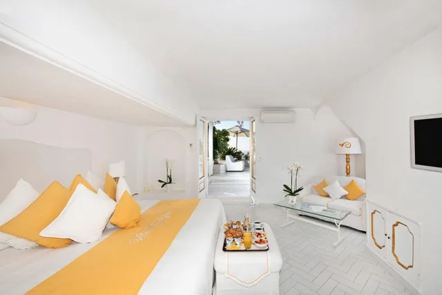 غرفة بسرير مزدوج بإطلالة على البحر بشرفة بحوض جاكوزي، Villa Yiara 1/2