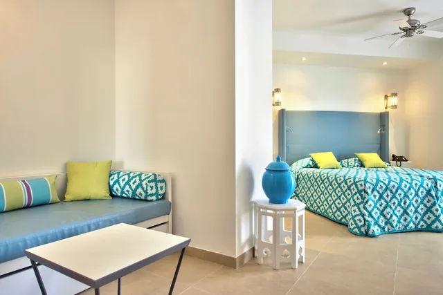 غرفة عائلية بسريرين منفصلين بإطلالة على البحر بشرفة مع أريكة، db San Antonio Hotel and Spa All Inclusive 3/4