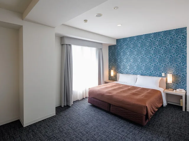 غرفة بسرير كوين، J HOTEL Rinku 1/4