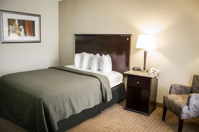 غرفة بسرير كوين، Quality Inn & Suites Wilson I-95 3/3