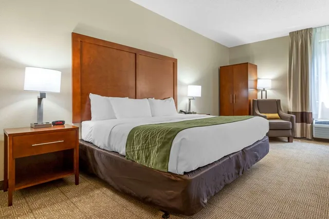 غرفة بسرير كينج لذوي الإعاقة، Comfort Inn & Suites Lenoir Hwy 321 Northern Foothills 2/5
