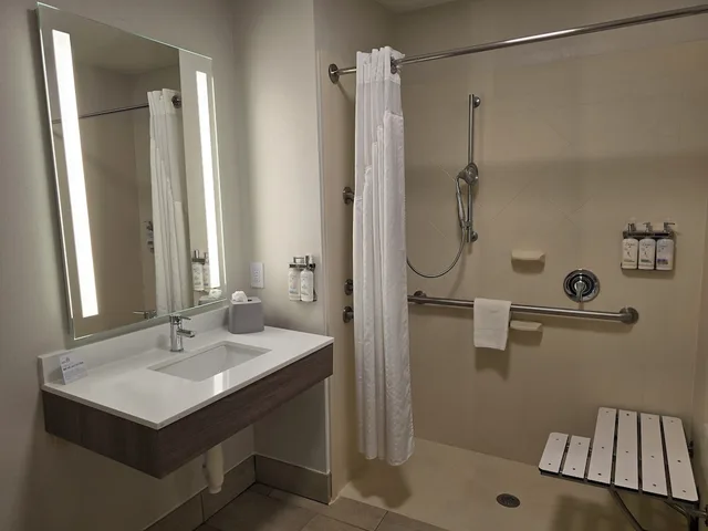 غرفة قياسية بسرير كينج لذوي الإعاقة، Holiday Inn Express Hotel Suites Smithfield Selma I 95 2/2