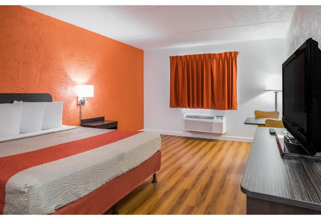 1 Queen Bed - Mobility Accessible Tub Nsmk، Motel6 Prospect Heights, IL 1/8