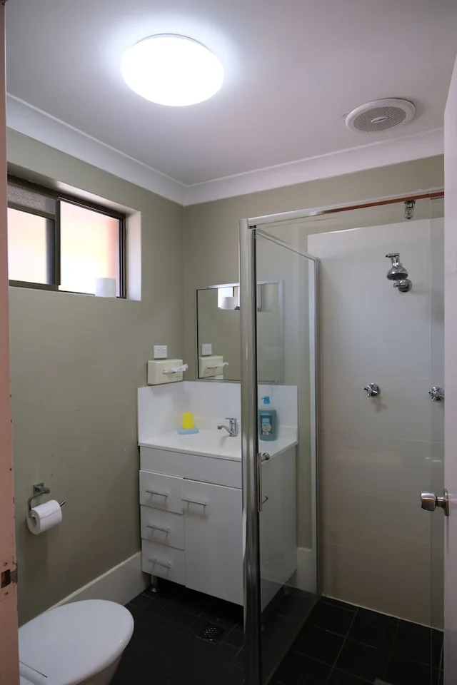 غرفة ديلوكس بسرير كوين وسرير فردي وسرير كوين في الطابق الأرضي، Sapphire Palms Motel 5/6