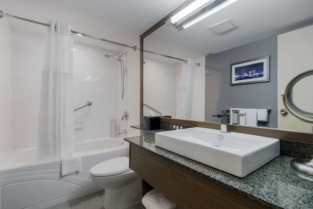 غرفة سوبيريور بسرير كينج بشرفة، Best Western Premier Chateau Granville Hotel and Suites and Conf. Centre 3/4