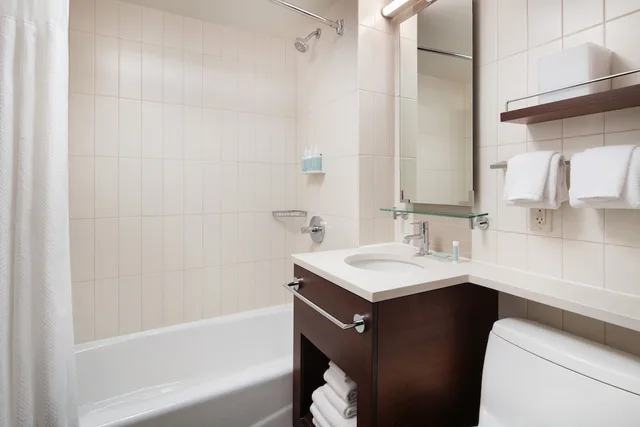 غرفة بسرير كينج بغرفة نوم واحدة مع أريكة، Residence Inn by Marriott New York Manhattan/ Midtown Eastside 5/6
