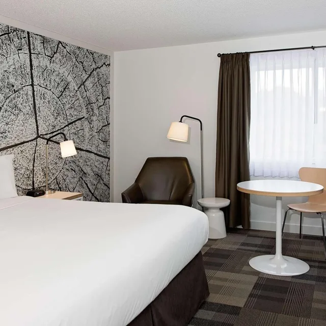 Coast, King Bed, Patio، Coast Canmore Hotel Conference Centre 2/5