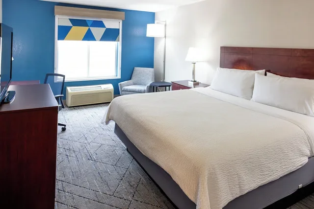 غرفة قياسية بسرير كوين، Holiday Inn Express Hotel And Suites Wichita Airport 2/3