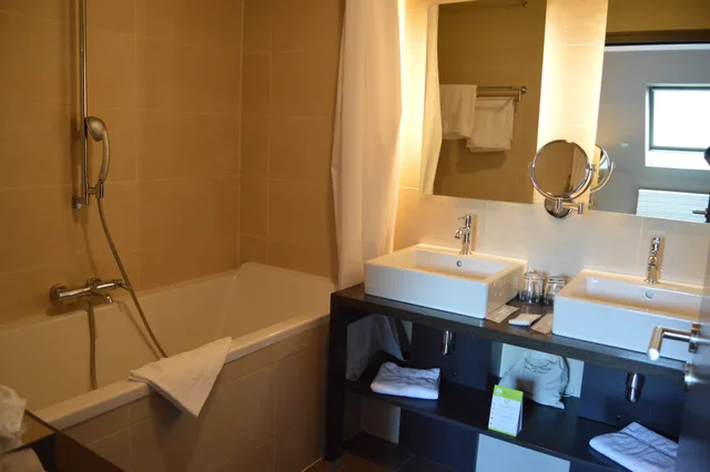 جناح بسرير مزدوج بإطلالة على البحيرة مع أريكة، Hotel Les Rives 5/6