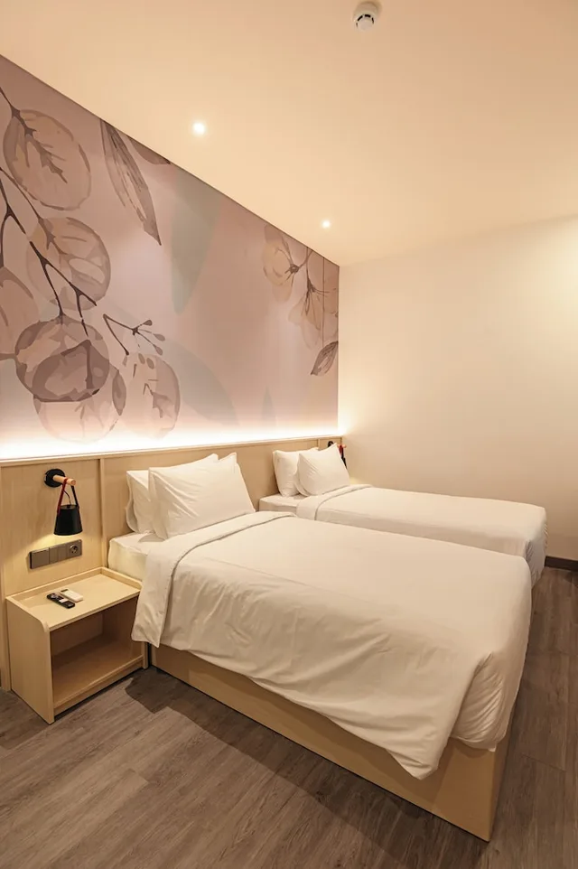 FAITHFUL Twinbed Room، True Blue Menteng 1/4
