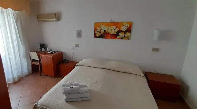 غرفة اقتصادية بسرير كوين، Hotel Tonic 2/3