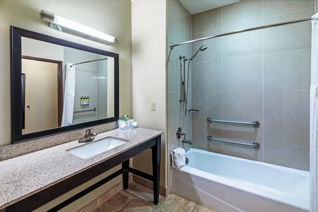 جناح بسريرين كوين لذوي الإعاقة، Holiday Inn Express Suites Floresville 2/2