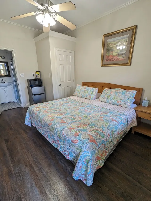 غرفة بسرير كينج بشرفة، Los Gatos Garden Inn Hotel 1/2