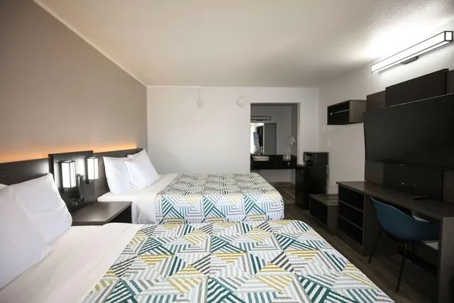 2 Queen Beds Mob Acc RI Shwr Nsmk Micfridg، Motel6 Sacramento, CA - Central 3/10
