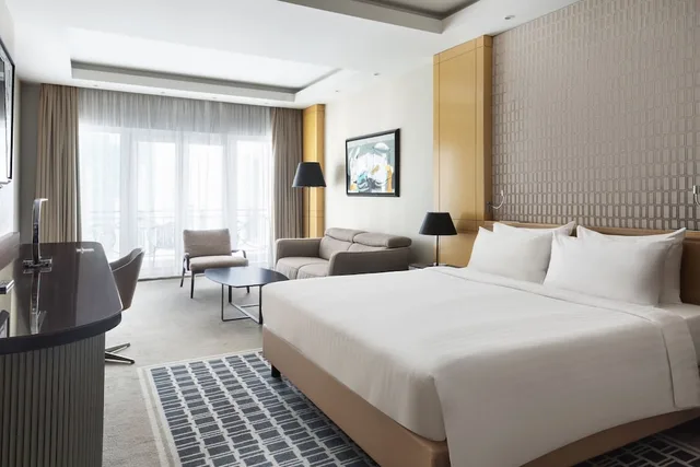 جناح جونيور بسرير كينج مع أريكة، Skopje Marriott Hotel 1/5