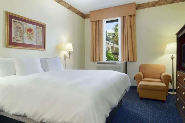 غرفة بسرير كينج لذوي الإعاقة، Baymont by Wyndham Tallahassee 4/4