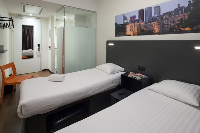 Twin Room, easyHotel The Hague City Centre 2/7