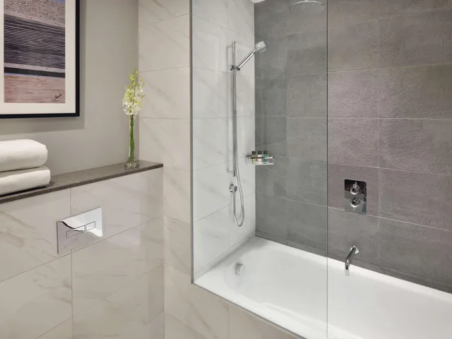 غرفة ديلوكس تنفيذية بسرير كينج، Movenpick Bur Dubai 3/3