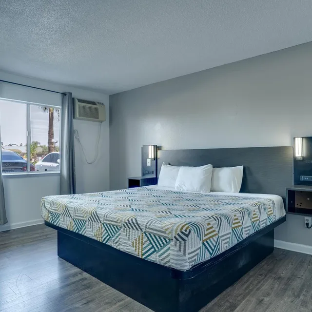 1 King Bed - Non-Smoking, Micfridge، Motel6 Selma, CA 2/9