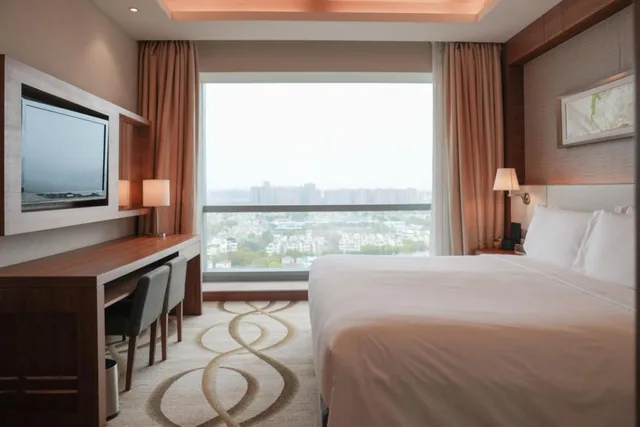 جناح بسرير كينج بغرفة نوم واحدة مع دخول الصالة، HOLIDAY INN SHANGHAI PUDONG KANGQIAO 1/4