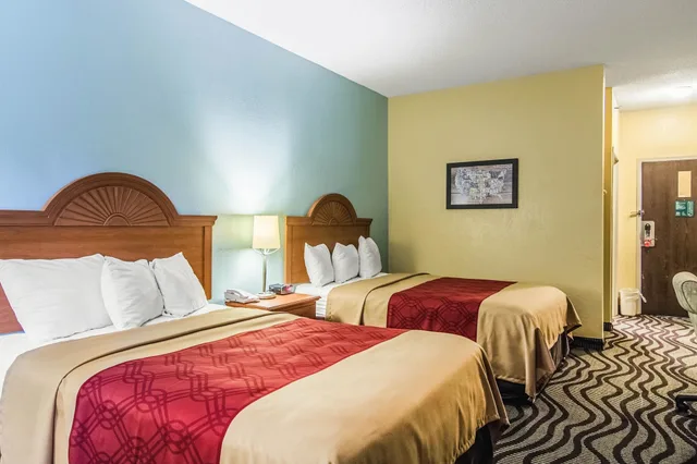 غرفة قياسية بسريرين مزدوجين يُسمح فيها بالحيوانات الأليفة، Econo Lodge Darien GA 2/4