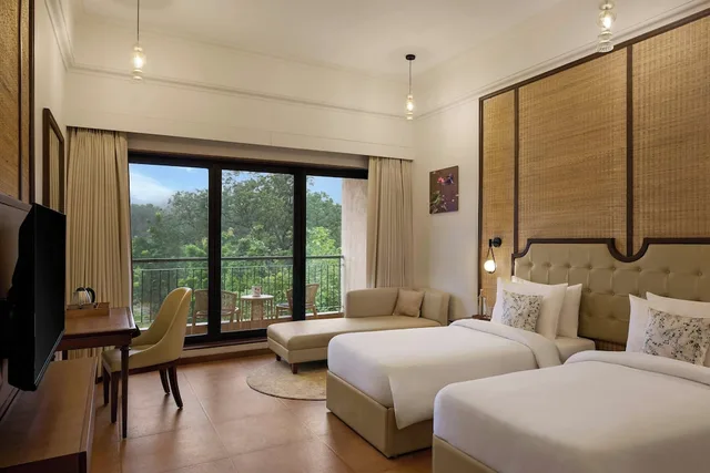 غرفة بريميوم بسريرين منفصلين بشرفة، Bhanu The Fern Forest Resort & Spa Jambughoda 1/4