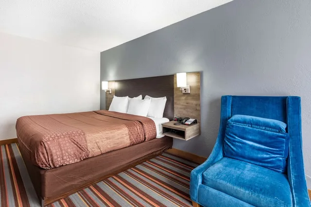 غرفة قياسية بسرير كينج، Quality Inn and Suites Sulphur Springs TX 4/8
