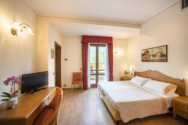 غرفة سوبيريور بسرير مزدوج وسرير فردي بإطلالة على الجبل، Hotel Pineta Campi 1/5