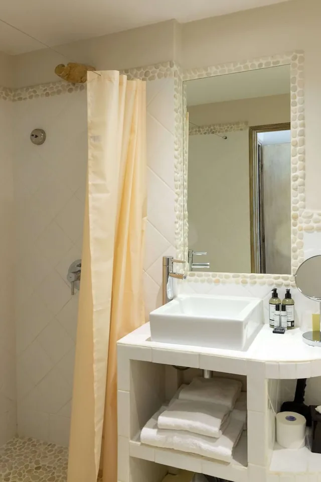 غرفة بسريرين منفصلين بشرفة في الطابق العلوي، Le Goeland Hotel 2/2