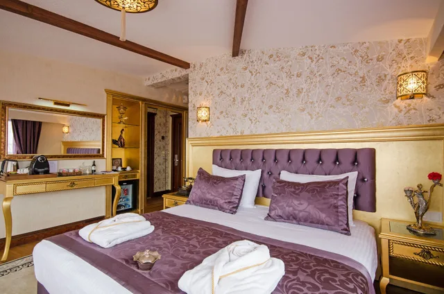 Deluxe, Queen Bed, Arden City Hotel 1/10