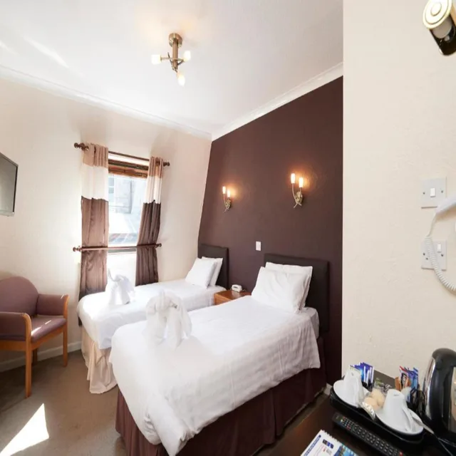 غرفة قياسية بسريرين منفصلين، Oyo Loch Ness Drumnadrochit Hotel 3/7