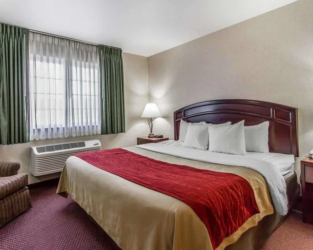 جناح بسرير كينج مع أريكة بجاكوزي، Quality Inn Suites Fort Madison Near Hwy 61 1/2