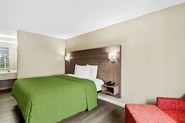 Room, King Bed, Smoking, Econo Lodge Willowbrook 1/4